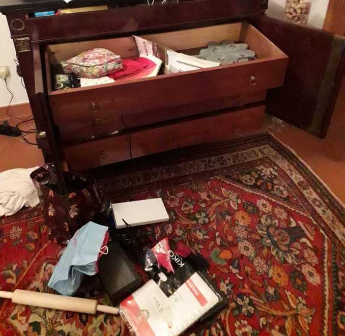 Non trovano i soldi, svuotano l’armadio 