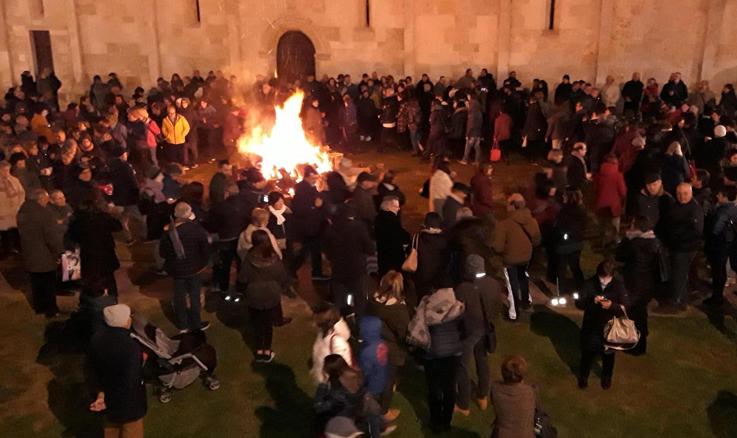 Grande festa attorno al fuoco di Sant’Antonio