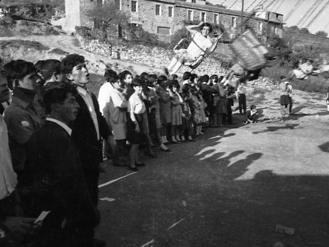 La giostra in un giorno di festa a Orani: una delle foto ritrovate di Antonio Piu