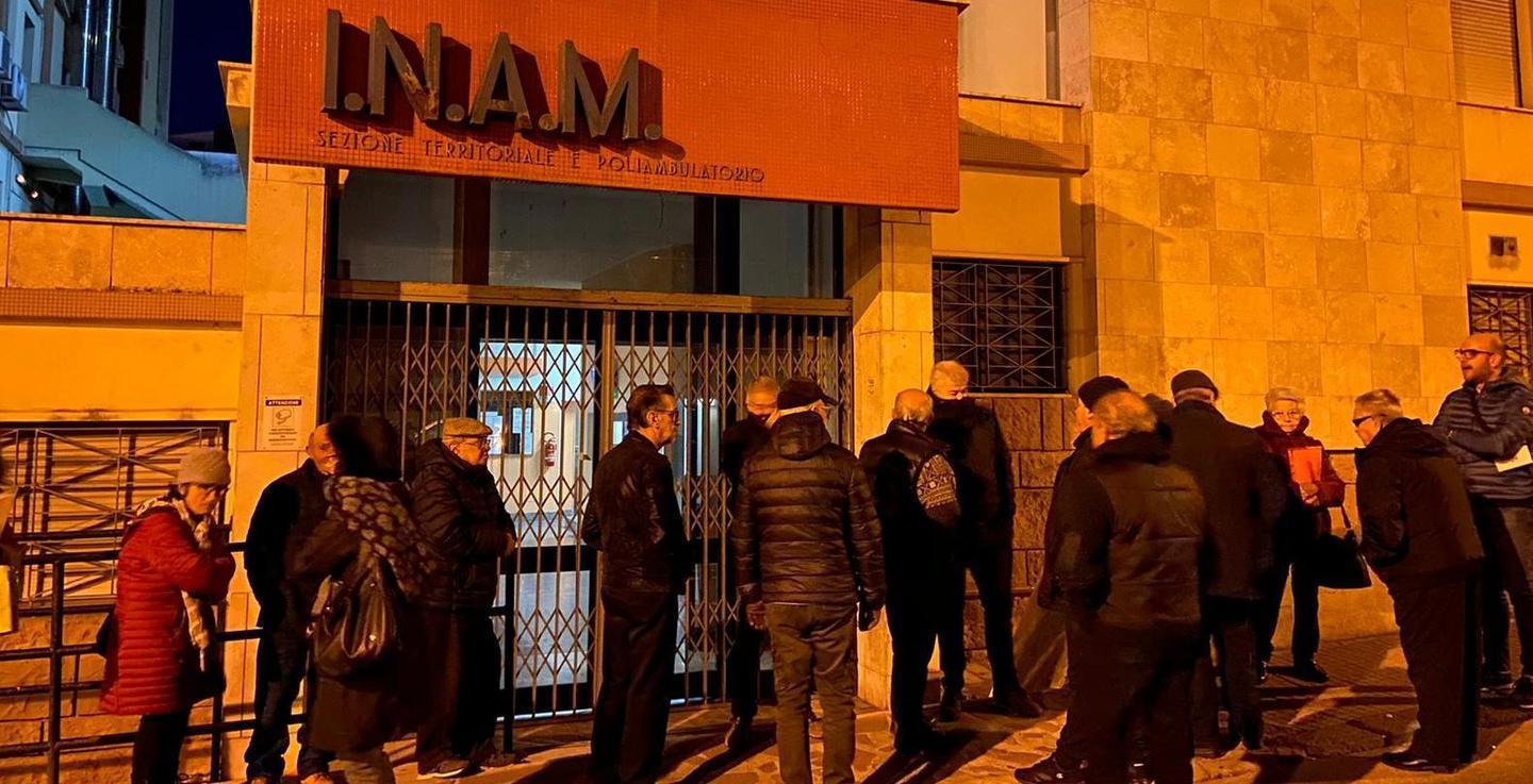 Una foto scattata alle 6.20 del mattino di venerdì 17 gennaio in via Tempio davanti al poliambulatorio