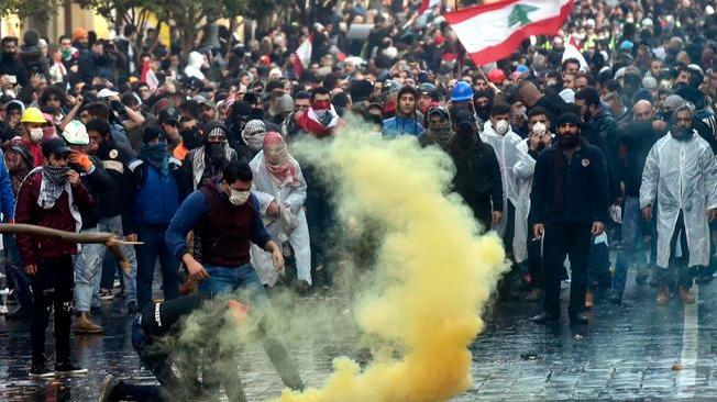 Libano: proteste a Beirut, 400 feriti