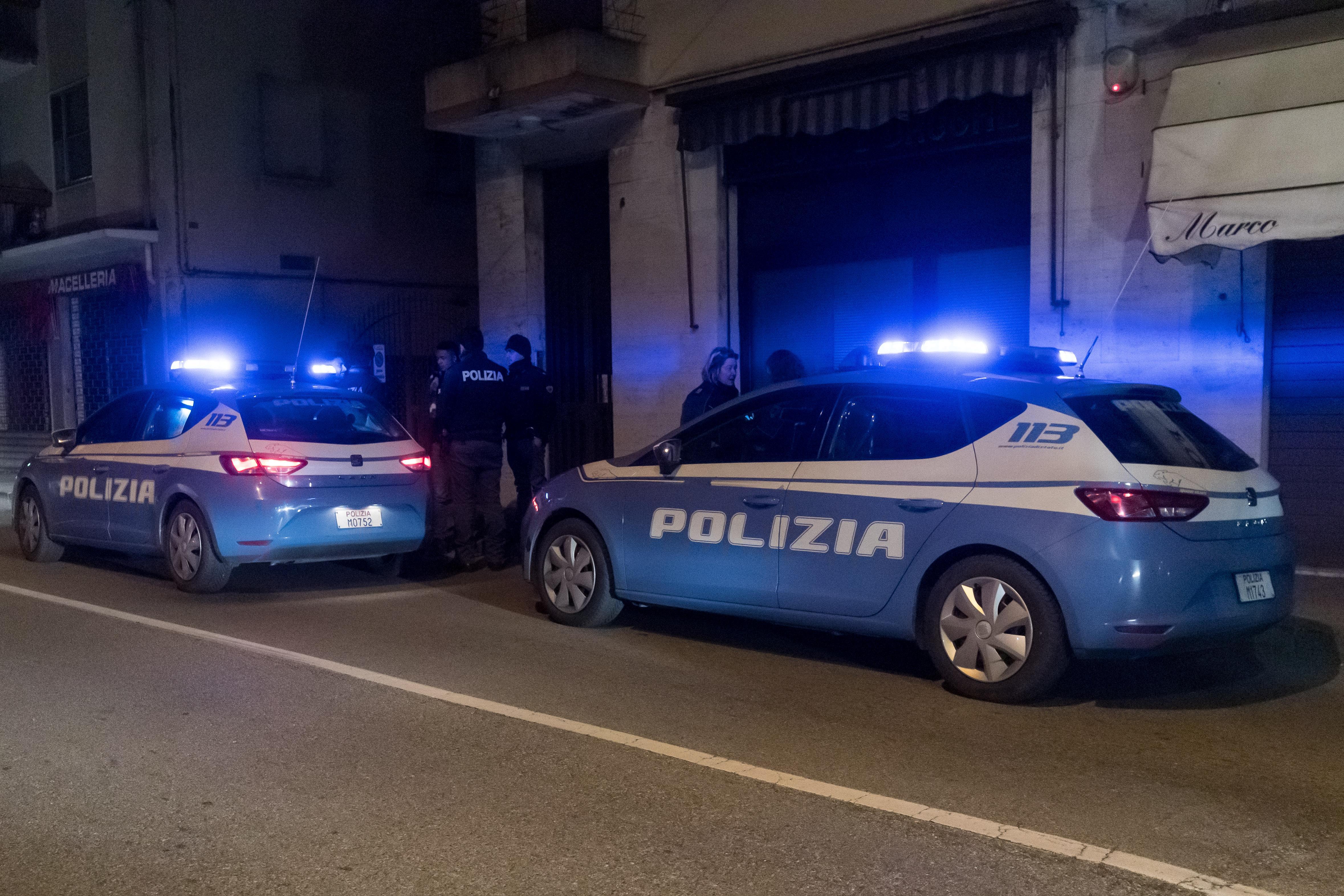 Ferrara, lite per il traffico: spunta una pistola