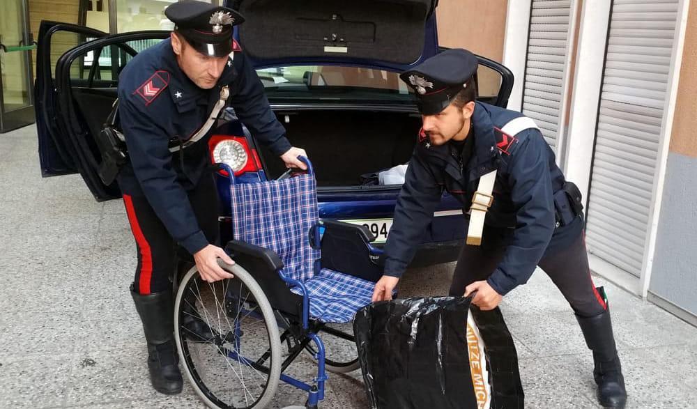 Rapinano un invalido sulla carrozzina, denunciati un 18enne e un 19enne