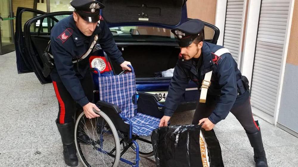 Rapinano un invalido sulla carrozzina, denunciati un 18enne e un 19enne