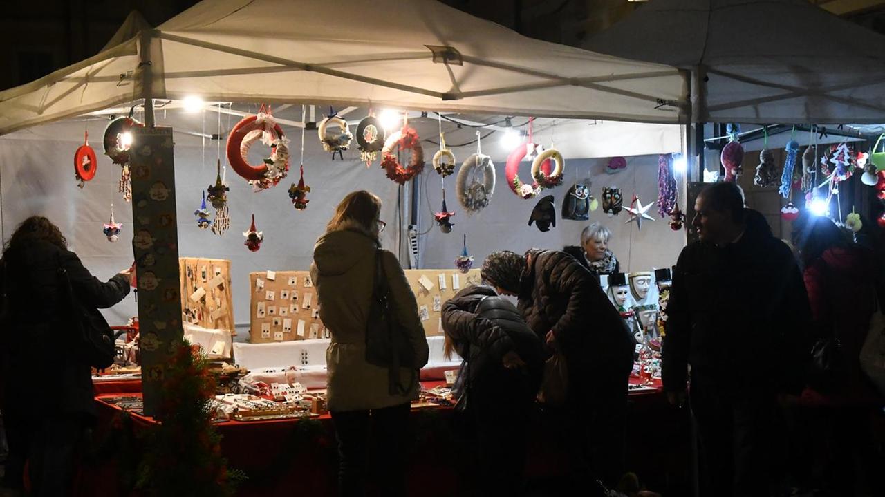 Una bancarella in piazza Eleonora a Oristano per il mercatino di Natale 2019
