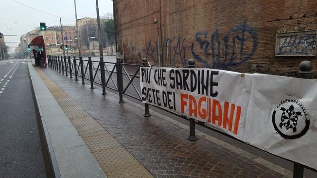 Drappo Casapound anti-sardine a Bologna