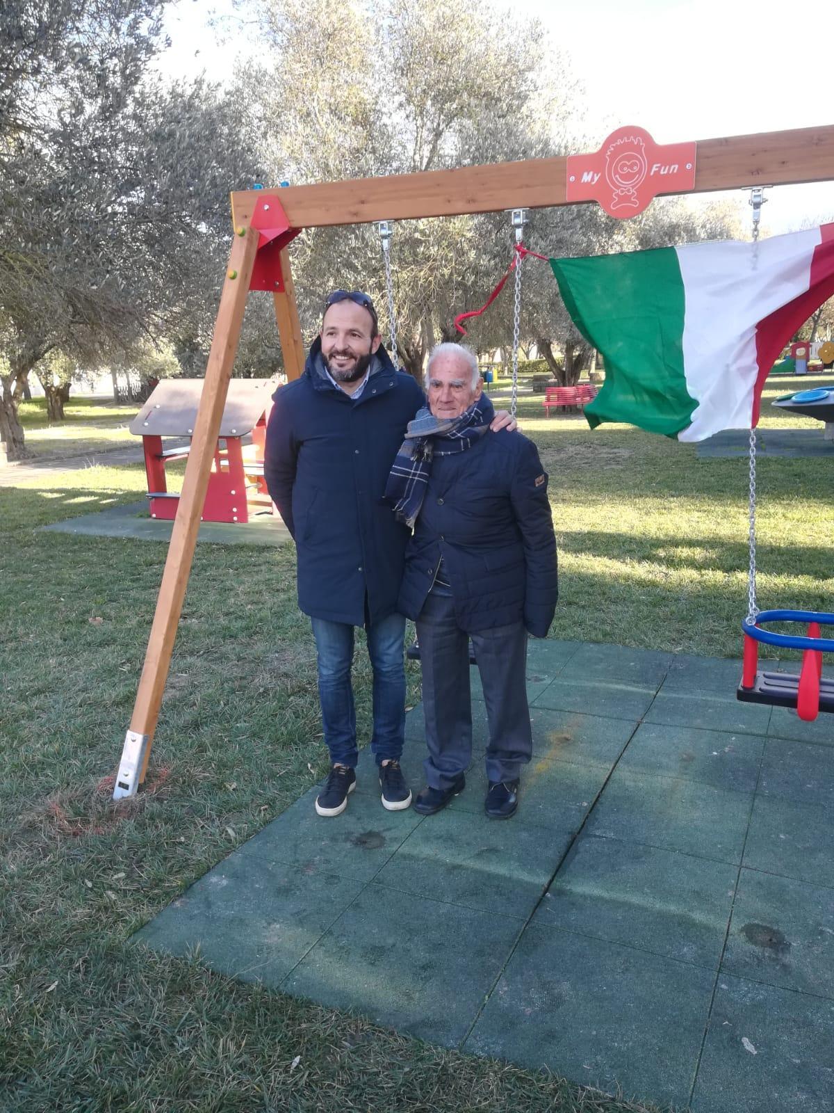 Il sindaco Luca Pilia con Antonio Piras davanti all'altalena regalata dal centenario