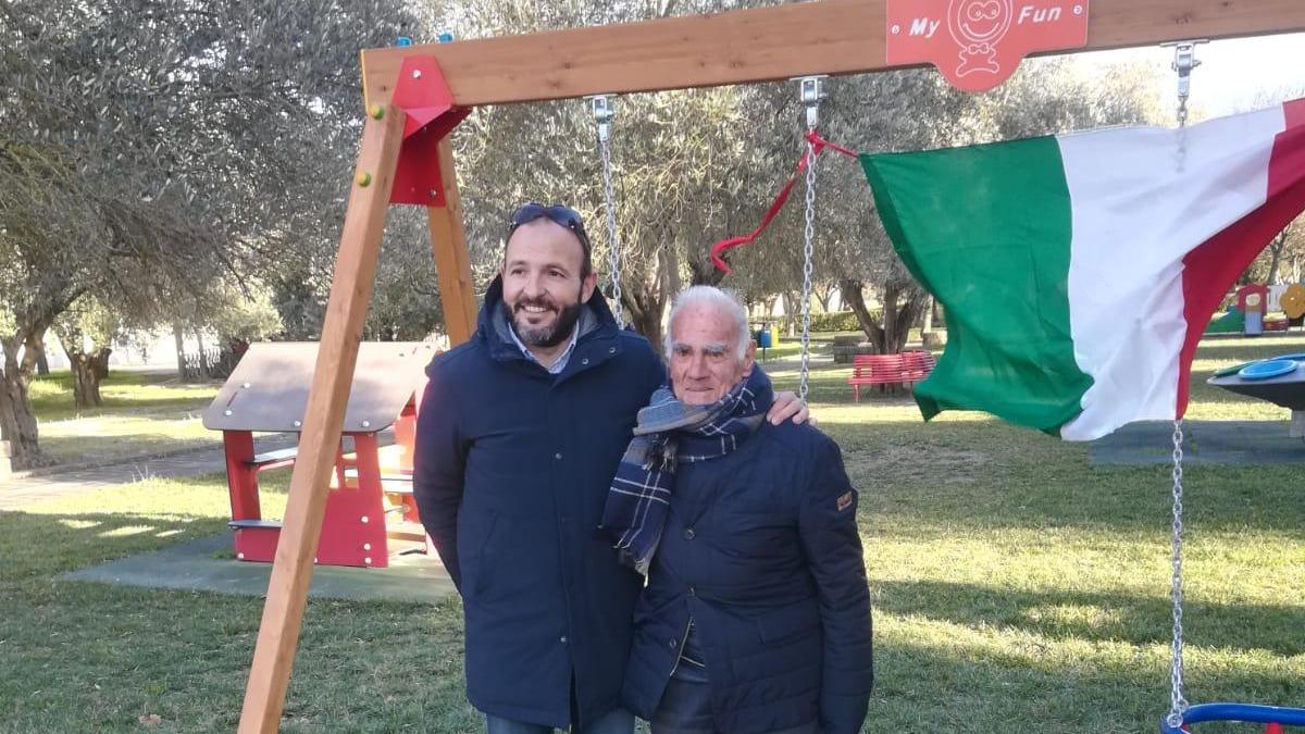 Il sindaco Luca Pilia con Antonio Piras davanti all'altalena regalata dal centenario