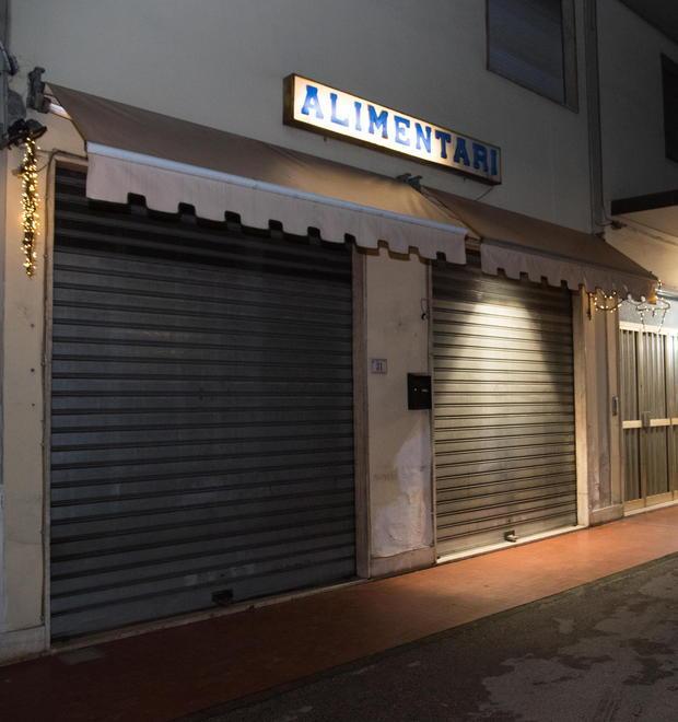 Colpisce in testa una commerciante e la rapina dell’incasso 