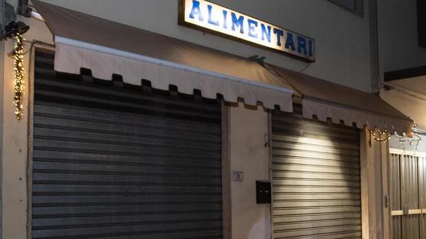 Colpisce in testa una commerciante e la rapina dell’incasso