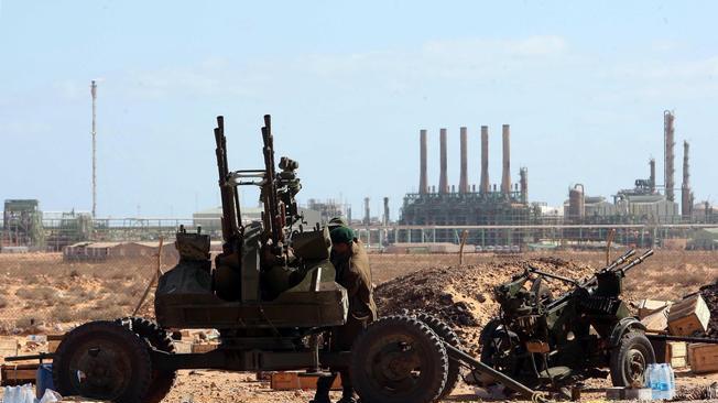 Forze Haftar bloccano campo petrolifero
