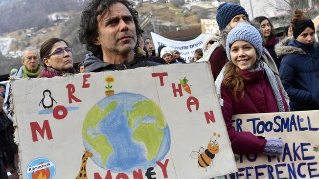 Attivisti climatici marciano verso Davos