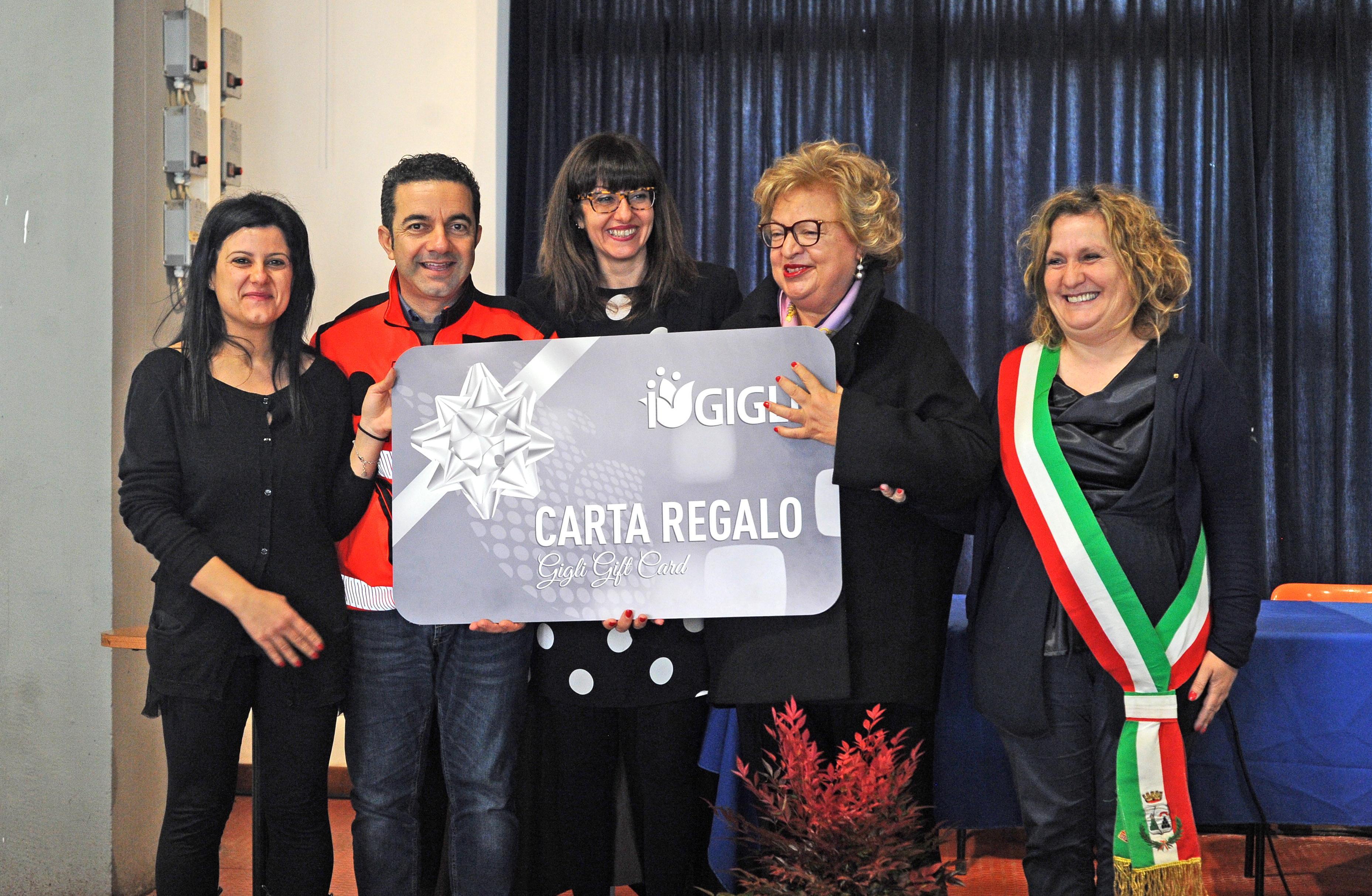 La premiazione di "Vota l’associazione del cuore”  nel salone del Dopolavoro Ferroviario di Pistoia (Foto Lorenzo Gori)