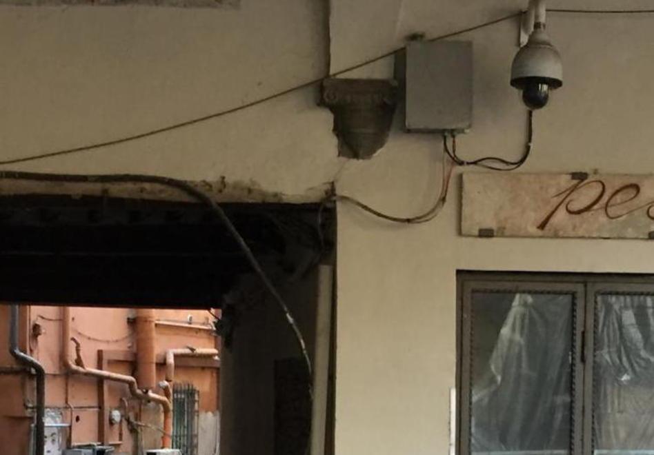 Alcune delle 12 telecamere installate in una manciata di metri quadrati intorno alla piazza