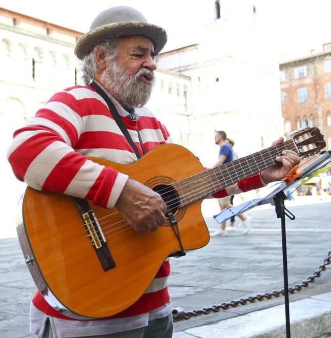 Il dolore di Gildo per la chitarra perduta: «È come se avessi perso la mia compagna di vita»