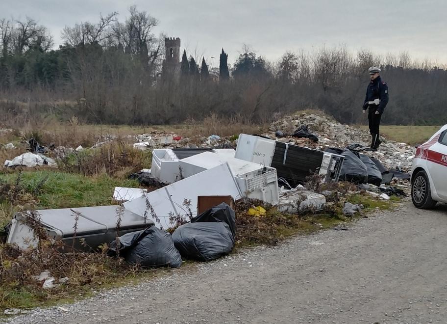Elettrodomestici smaltiti nel campo: ditta denunciata 