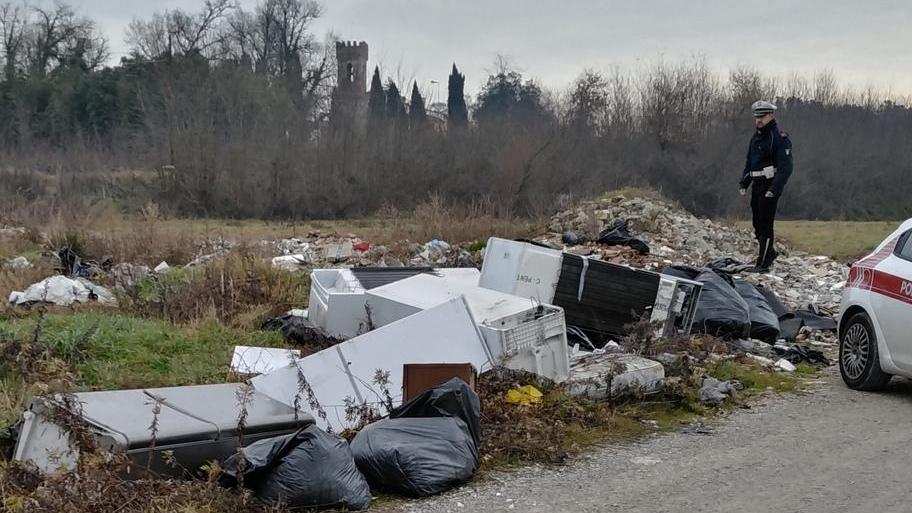 Elettrodomestici smaltiti nel campo: ditta denunciata