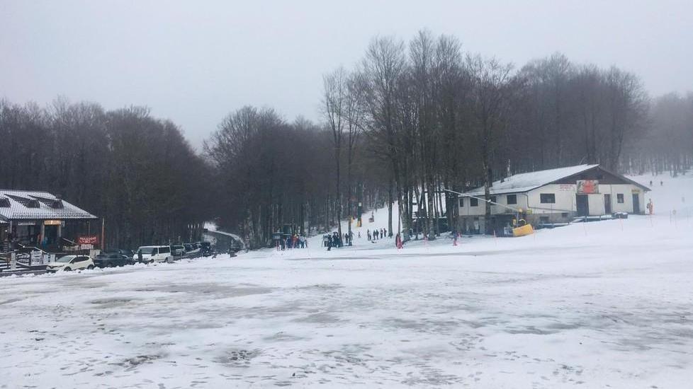 Una spruzzata di neve e l’Amiata spera Ma restano aperti solo i campi scuola