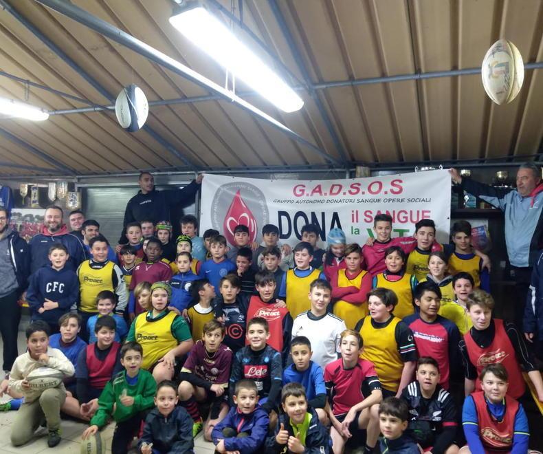 I giovani atleti del rugby a lezione di solidarietà: «Donare sangue è un gioco di squadra» 