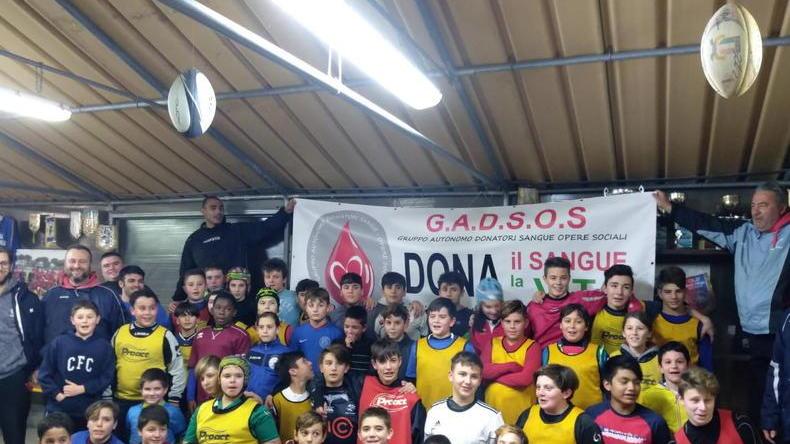 I giovani atleti del rugby a lezione di solidarietà: «Donare sangue è un gioco di squadra»