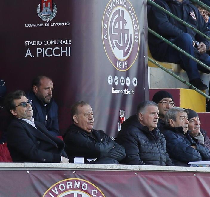 Spinelli se ne va imbestialito In tribuna anche il figlio Roberto