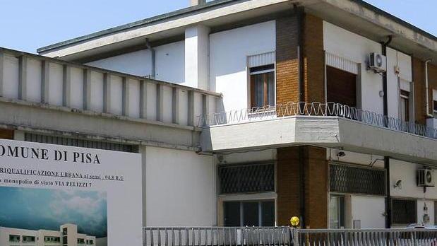 Via Pellizzi, no dei residenti al palazzo di sei piani