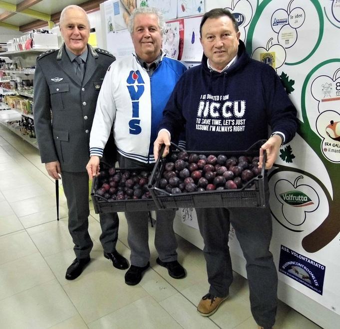 Mozziconi in cambio di frutta Un aiuto per Il Mantello 