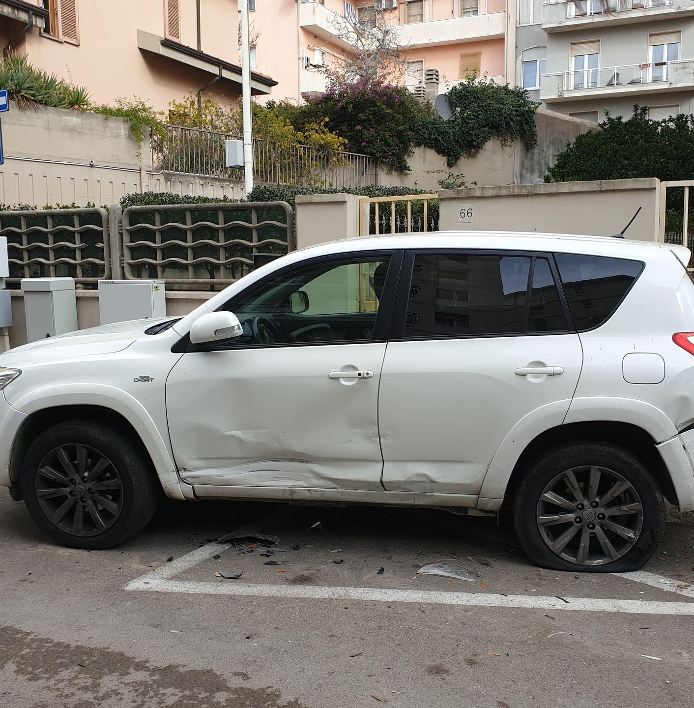 Si schiantano sulle auto in sosta e poi fuggono, uno identificato