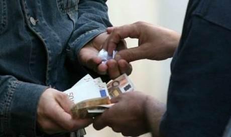 Schianto tra auto e trattore una ruota vola sull’asfalto 