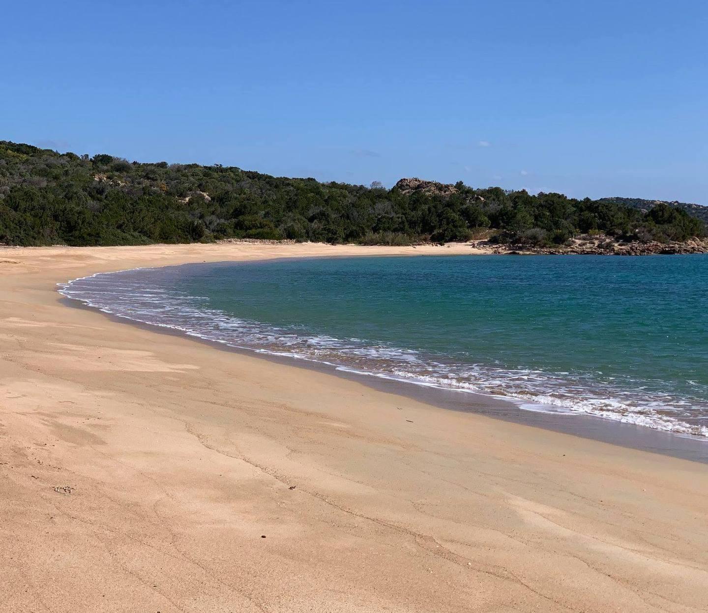 Pedana prendisole di lusso nella baia di Cala di Volpe 