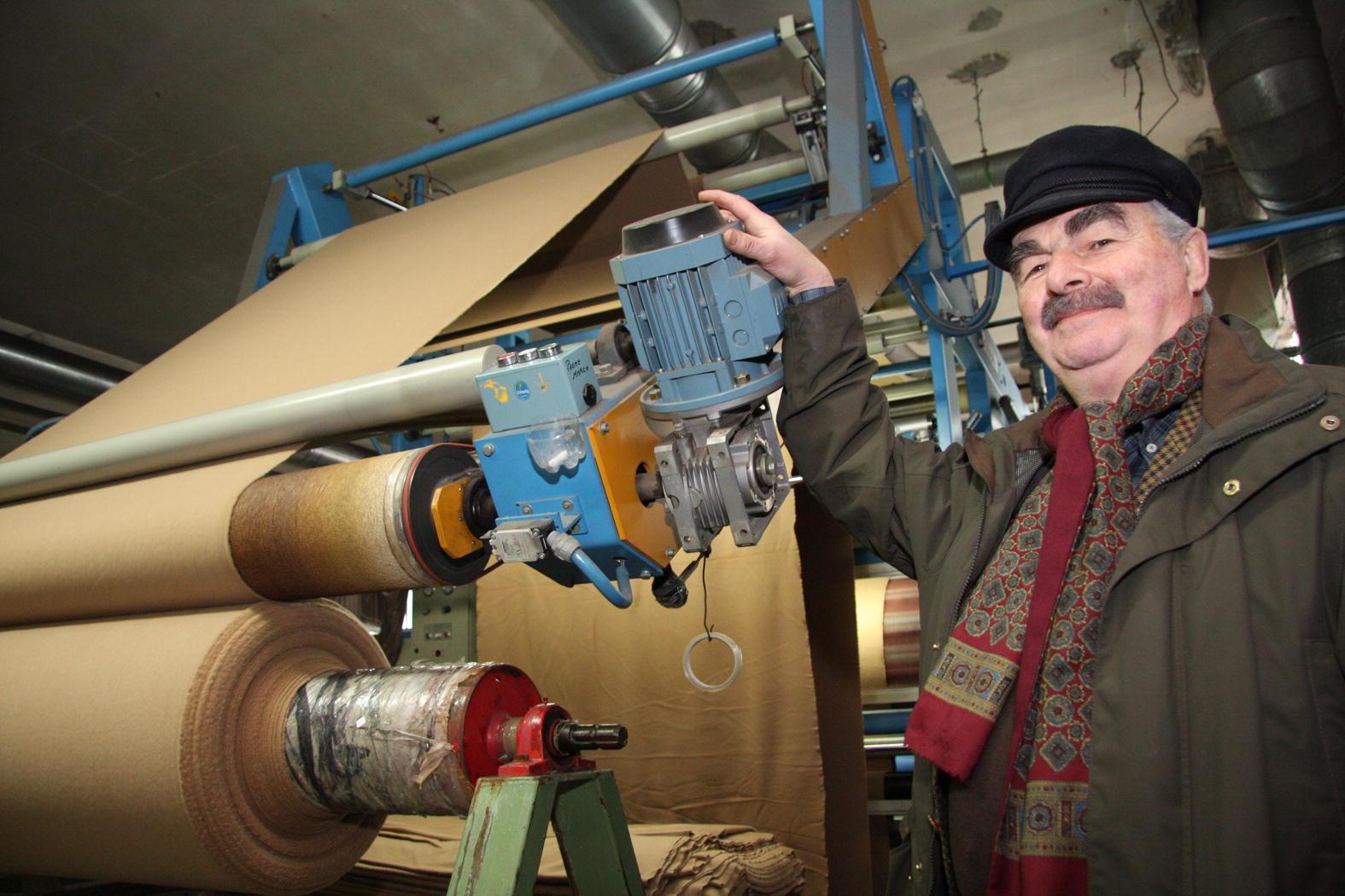 Marino Gramigni nel 2013 accanto a un macchinario della sua azienda