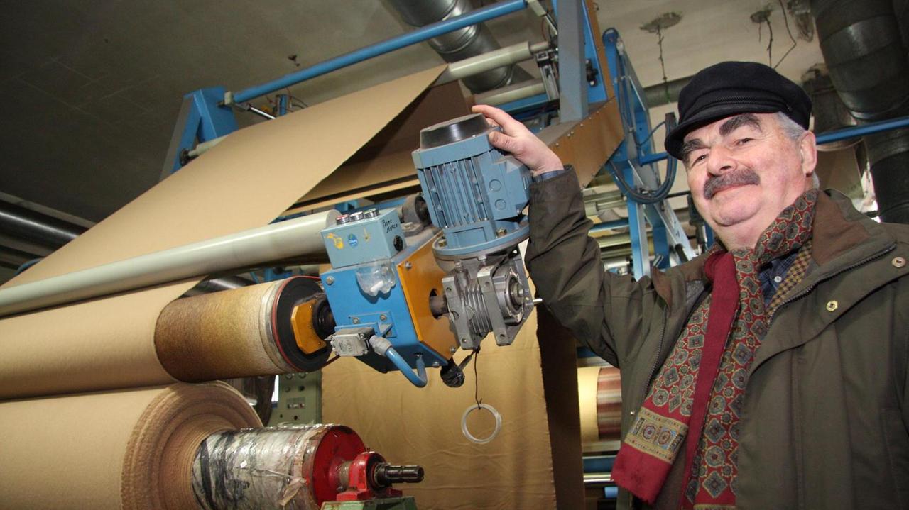 Marino Gramigni nel 2013 accanto a un macchinario della sua azienda
