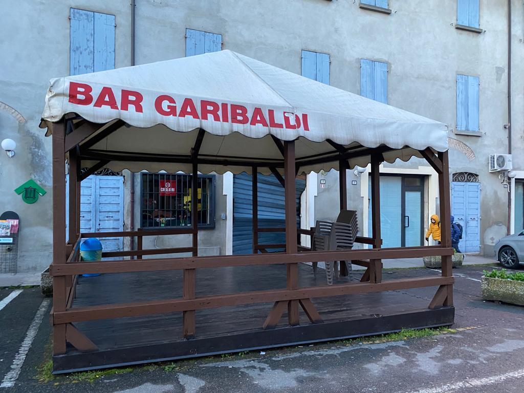 Il bar Garibaldi nella piazza omonima a Cavriago