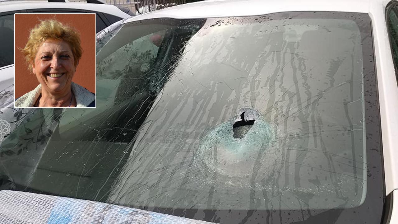 Sassi contro auto di passaggio, la donna colpita: «Un botto enorme, ho avuto paura»