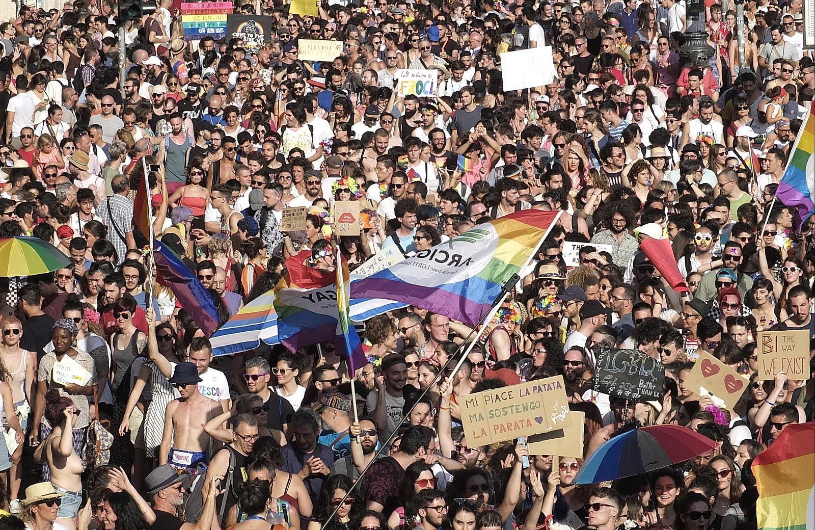 La marea arcobaleno al Toscana Pride 2019 a Pisa