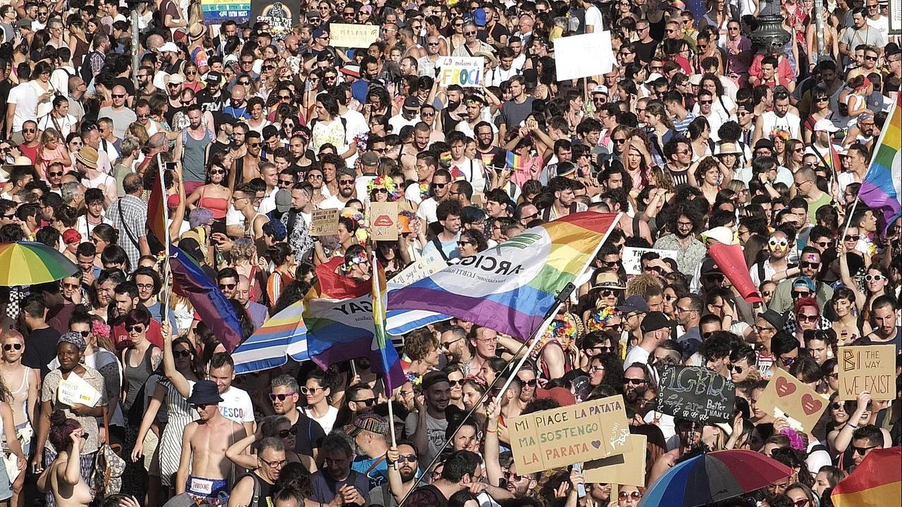 La marea arcobaleno al Toscana Pride 2019 a Pisa