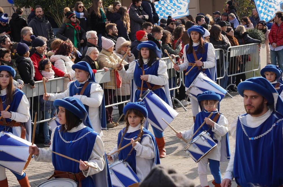 Olio, castelli, cavalli e Palio nei secoli di storia di Buti