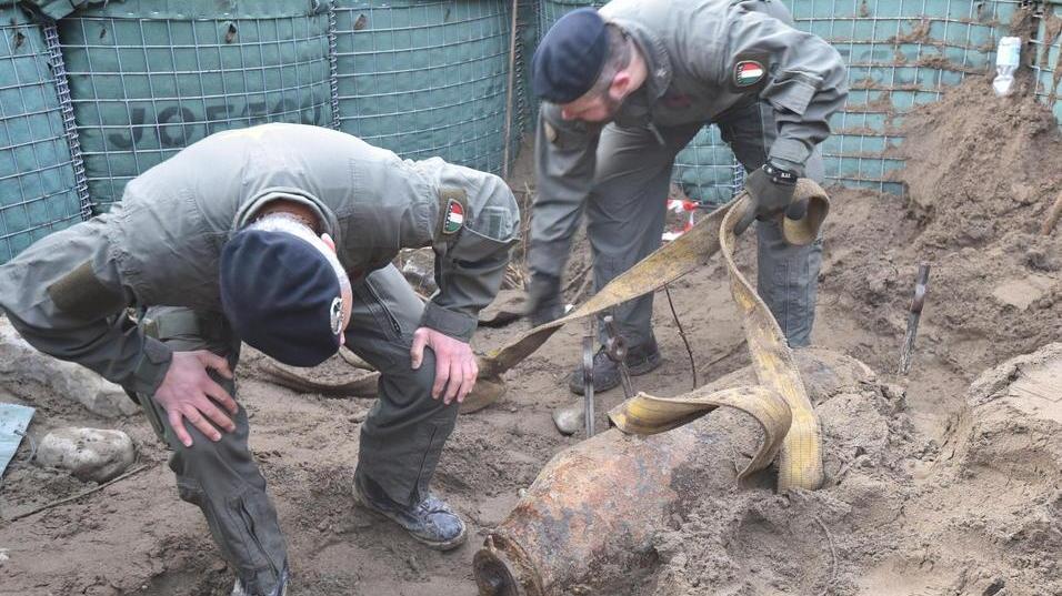 Oltre 5 ore di lavoro per mettere fuori uso la bomba dell’Ombrone - Video e foto