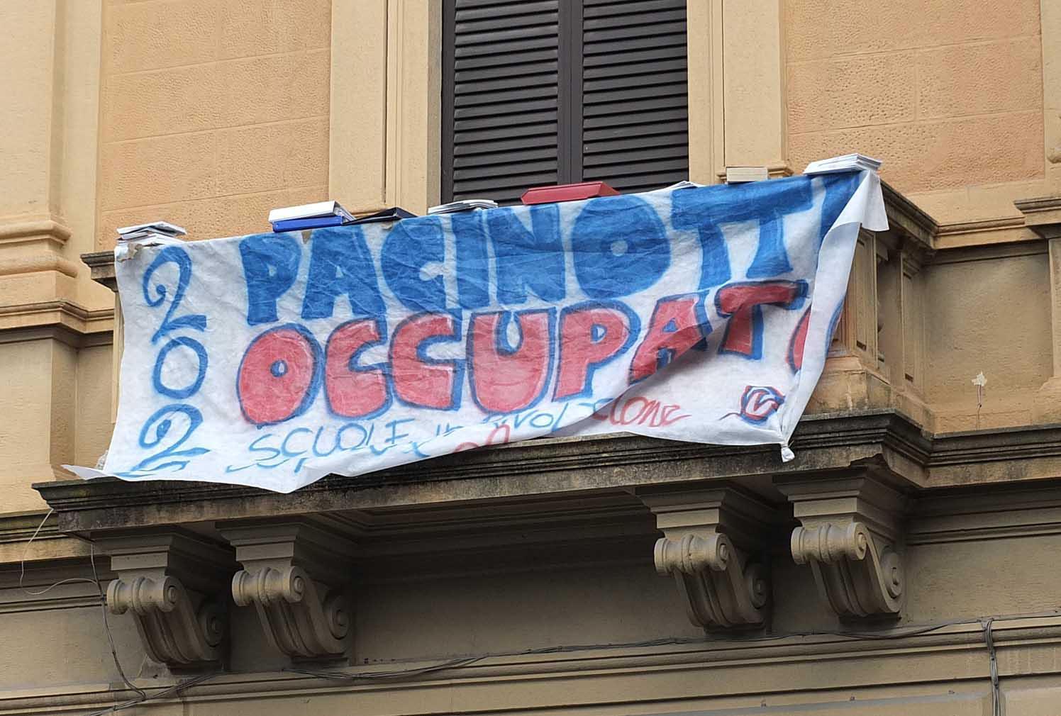 Lo striscione esposto dagli studenti dopo l'occupazione del Pacinotti (foto Muzzi)