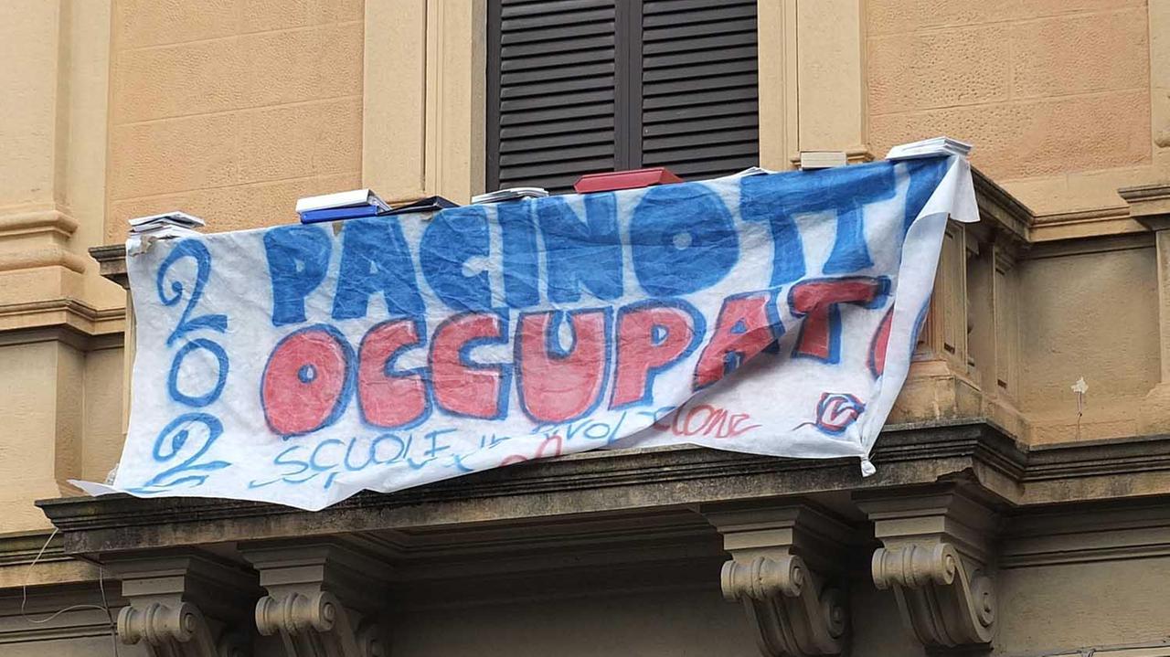 Lo striscione esposto dagli studenti dopo l'occupazione del Pacinotti (foto Muzzi)