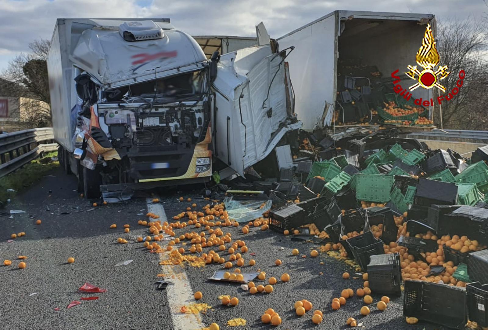 A1, scontro tra quattro camion: due feriti. Sull'asfalto un intero carico di arance 
