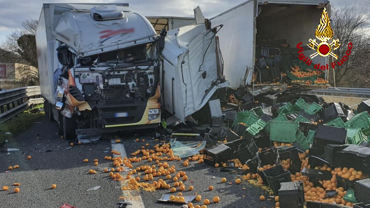 A1, scontro tra quattro camion: due feriti. Sull'asfalto un intero carico di arance