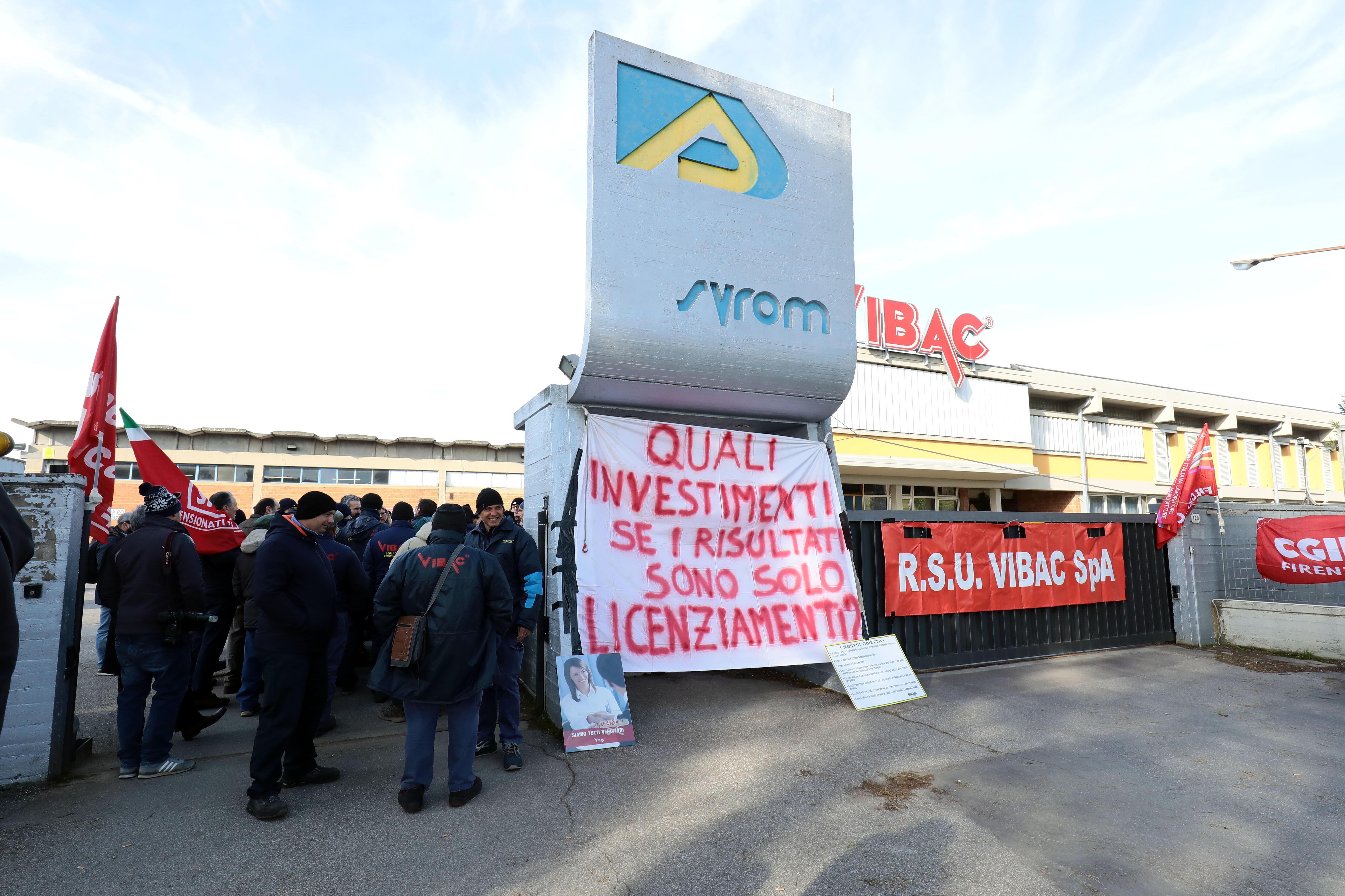 Il presidio dei lavoratori davanti allo stabilimento Vibac di Vinci (foto Carlo Sestini)