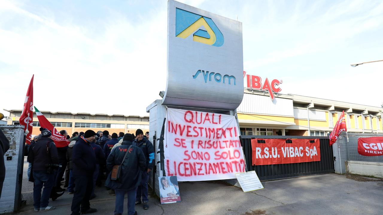 Il presidio dei lavoratori davanti allo stabilimento Vibac di Vinci (foto Carlo Sestini)