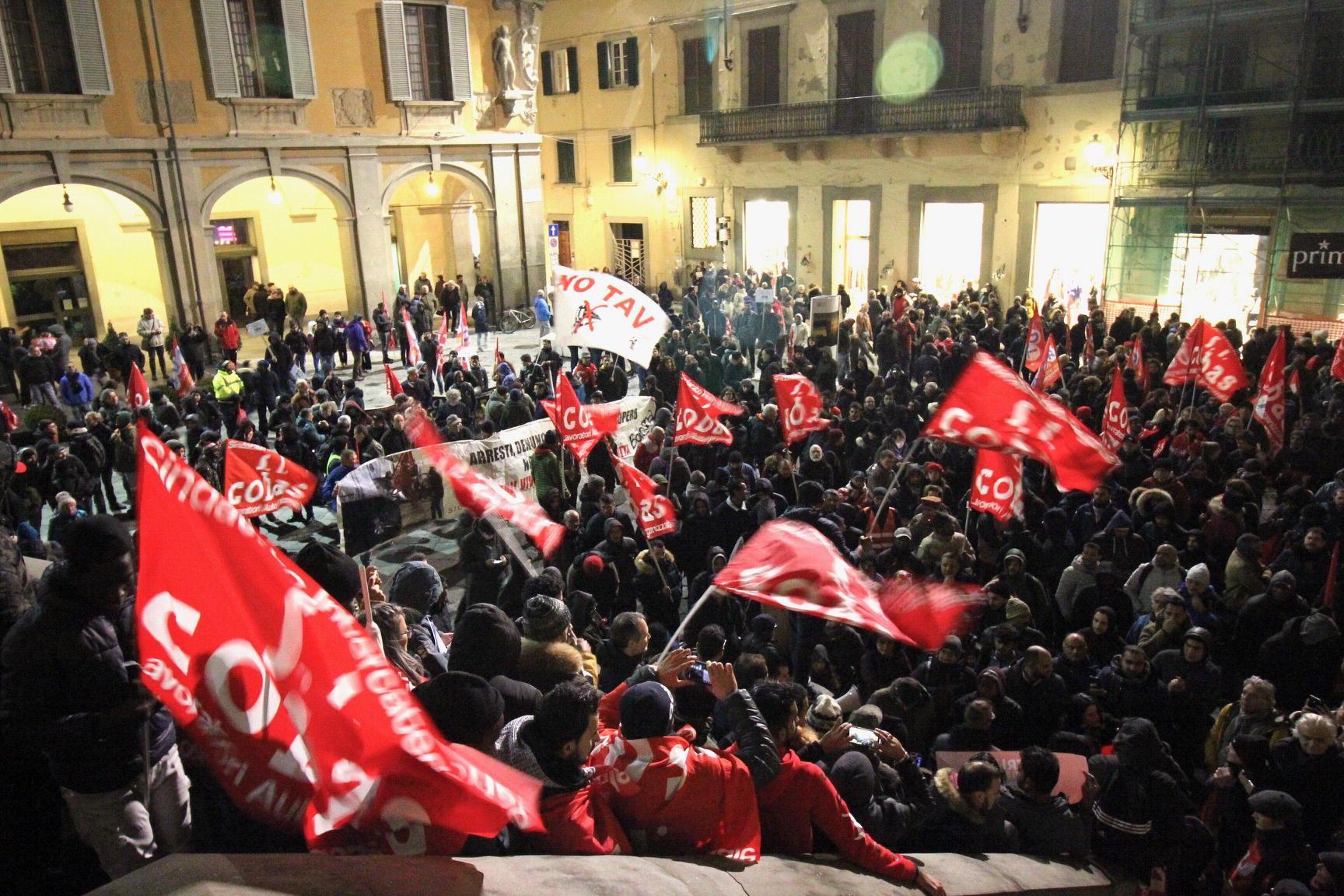 La Marcia della libertà organizzata dal Si Cobas all'arrivo in piazza del Comune
