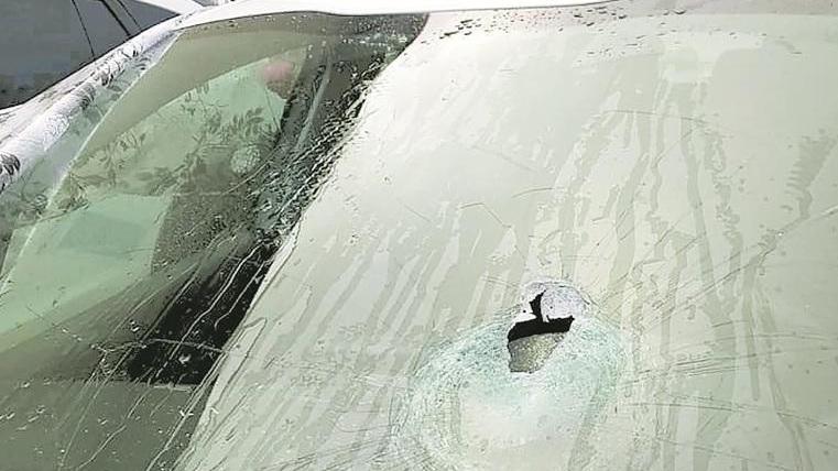 Il parabrezza della Peugeot sfondato da una pietra