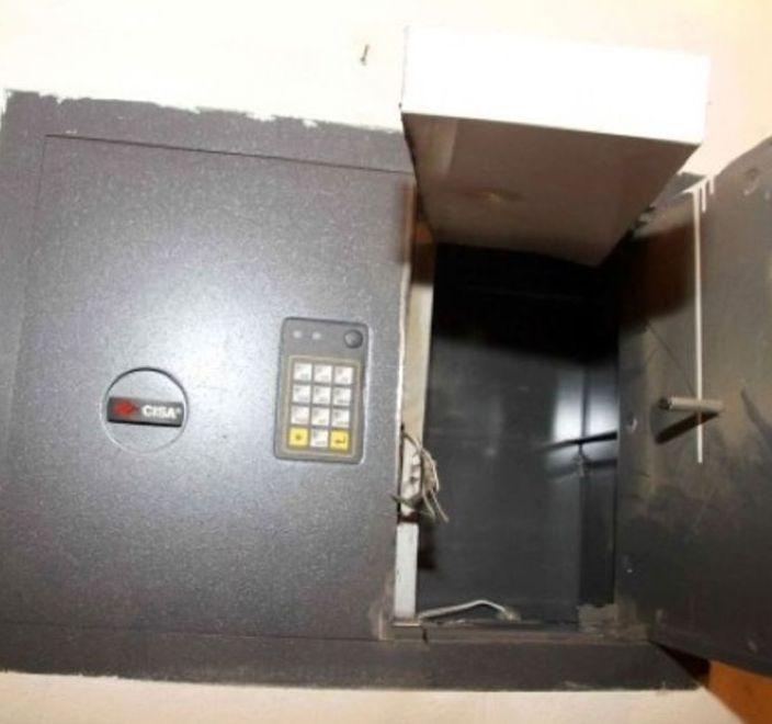 Aprono in due la cassaforte e portano via oro e contanti