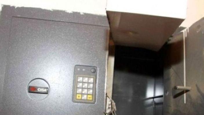 Aprono in due la cassaforte e portano via oro e contanti