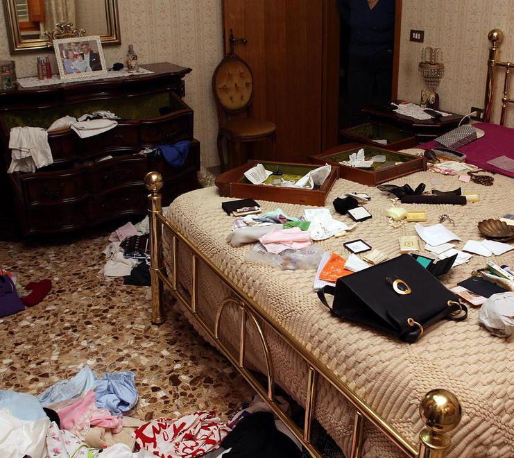 Svaligiano l’appartamento di una pensionata: via l’oro un diamante e due orologi