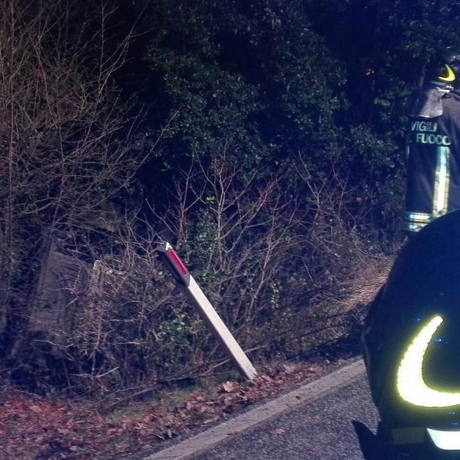 Auto si ribalta ferito rimasto tra le lamiere